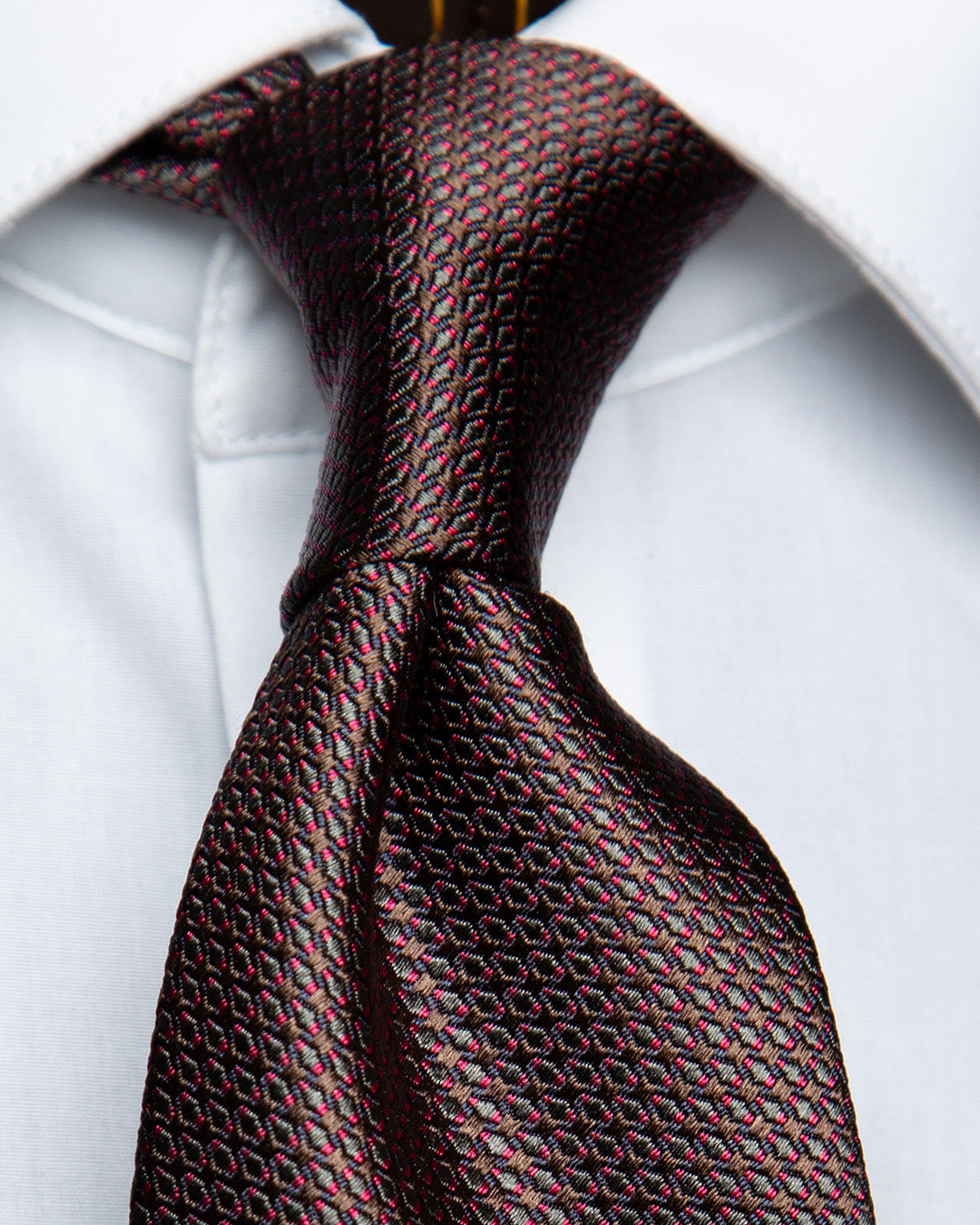 Cravatta Marrone con Micro-Jacquard Rosso