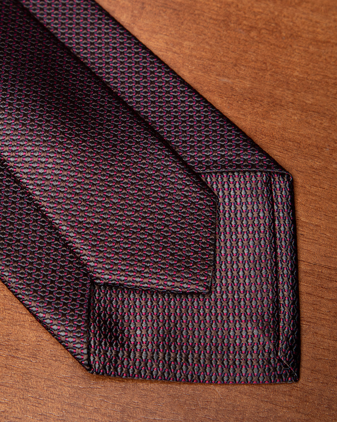 Cravatta Marrone con Micro-Jacquard Rosso