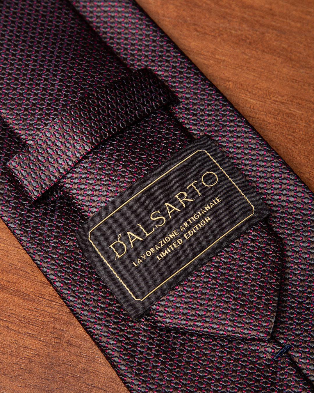 Cravatta Marrone con Micro-Jacquard Rosso