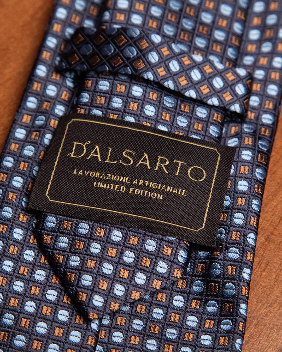 Cravatta Blu Quadri e Cerchi Arancio e Azzurro