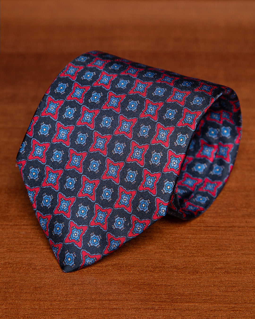 Cravatta Fatta A Mano Con Toreri E Tori - Blu Navy E Rossa, 150 Cm