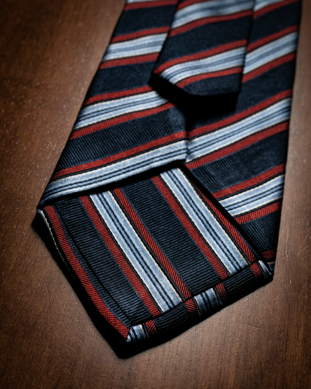 Cravatta Agostino Blu con Fantasia Regimental Rossa