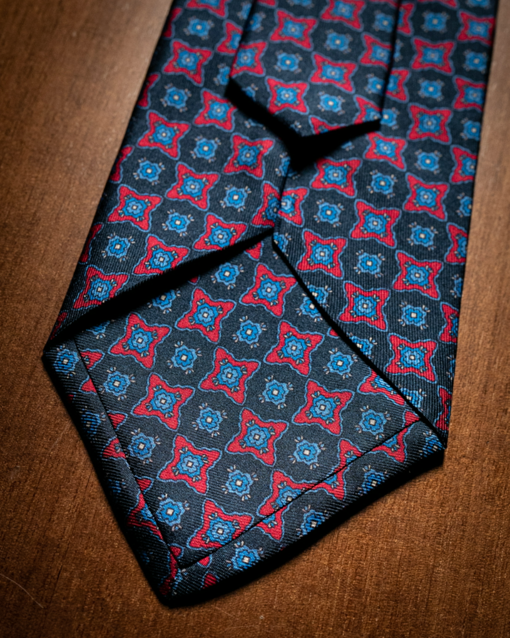 Cravatta Agostino Blu con disegno Fantasia Rosso e Azzurro