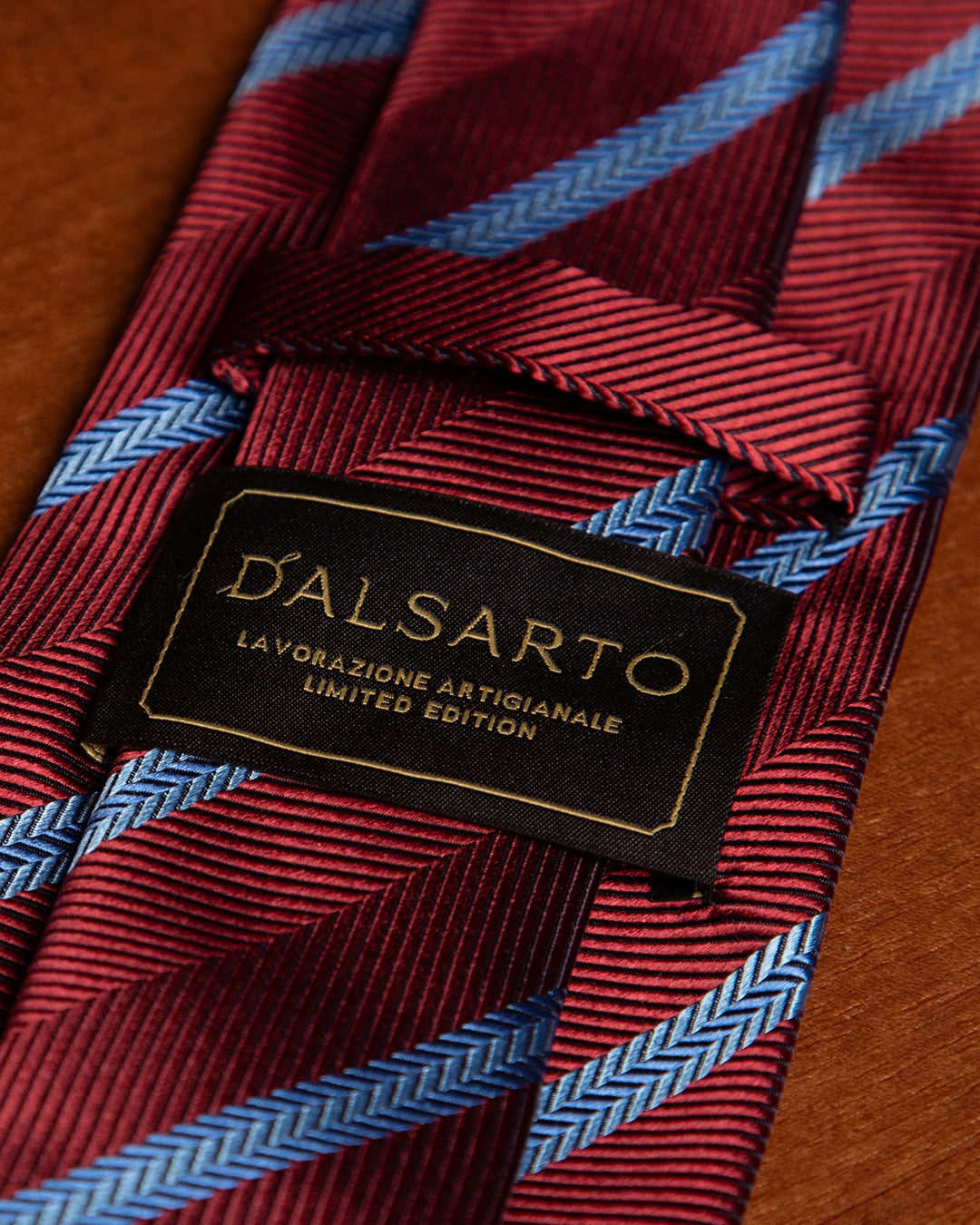 Cravatta Regimental Rossa-Azzurra con Trama Spinata