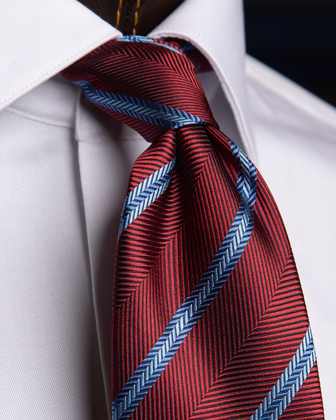 Cravatta Regimental Rossa-Azzurra con Trama Spinata