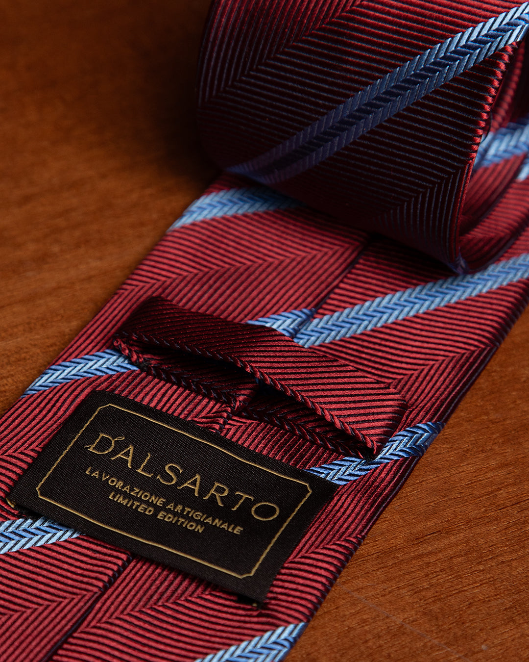 Cravatta Regimental Rossa-Azzurra con Trama Spinata